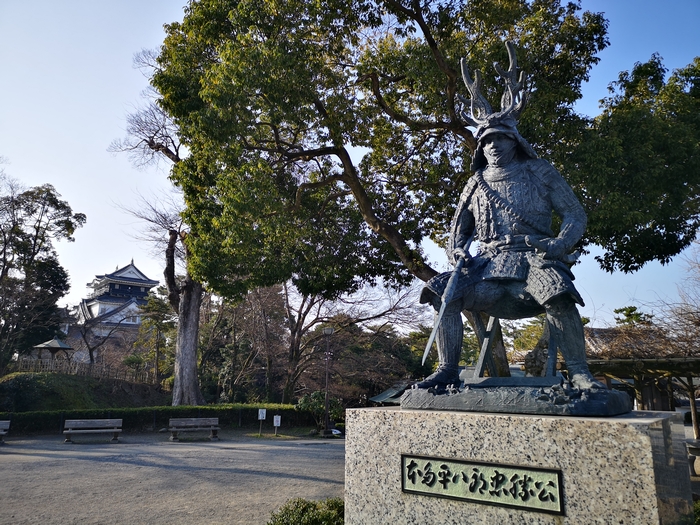 岡崎城と本多忠勝像